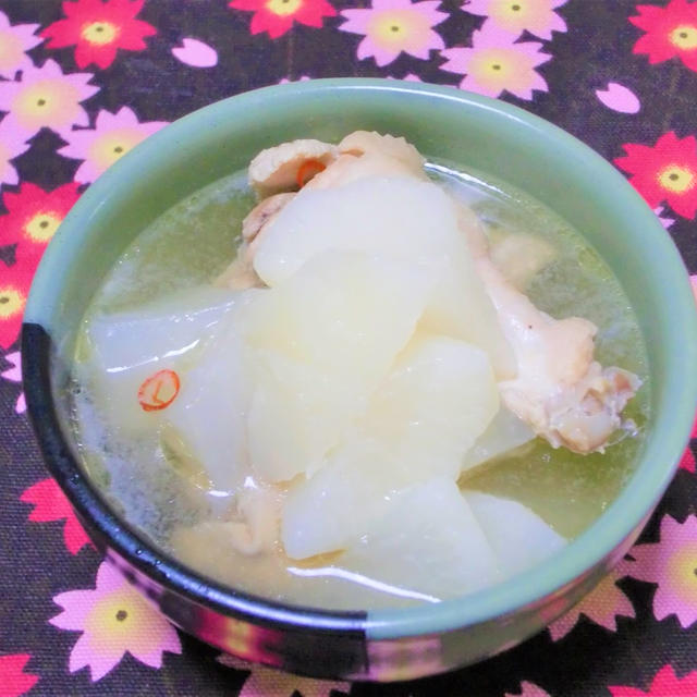 気温がググっと下がりました　　大根と鶏肉の餅入りしょっつる風味スープ