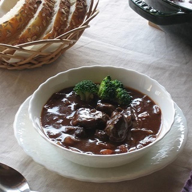 staubで ビーフシチュー と 押し麦パン♪