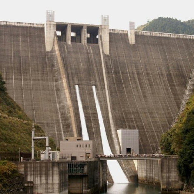 宮ヶ瀬ダム観光放流／ダム湖上からの風景など。P-2です。