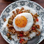 煮込まないから超時短！！忙しい日の救世主♡目玉焼きで満足感アップのドライカレーがおすすめとハワイ