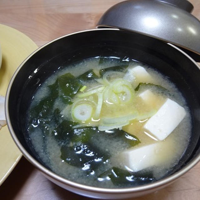 豆腐とワカメの味噌汁