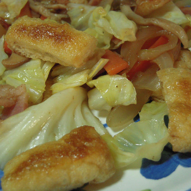 カリカリ油揚げとベーコンの野菜炒め