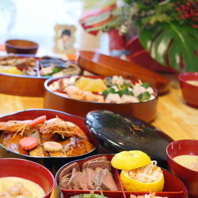 新年あけましておめでとうございます。白みそ雑煮、紅白なます、ブリ照り、海老うま煮、たたきごぼう、ローストビーフ、お浸し、焼きたらこ、半作半買な、お節料理スタイル。