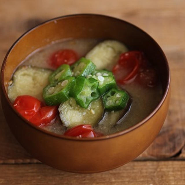 なすとトマトの夏野菜味噌汁