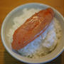 岐阜県飛騨産銀の朏を炊いた米の飯を明太子半腹乗せて食べる。