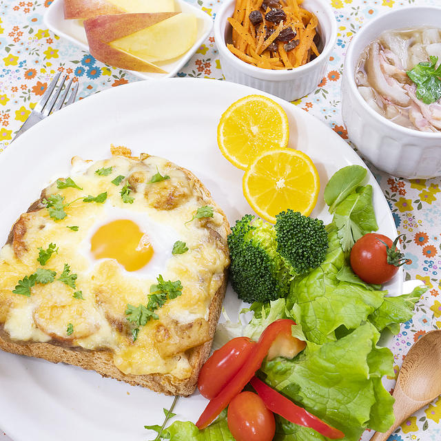 カレーリメイク(*ﾟ▽ﾟ*)♪とろ〜り卵のカレーチーズトースト