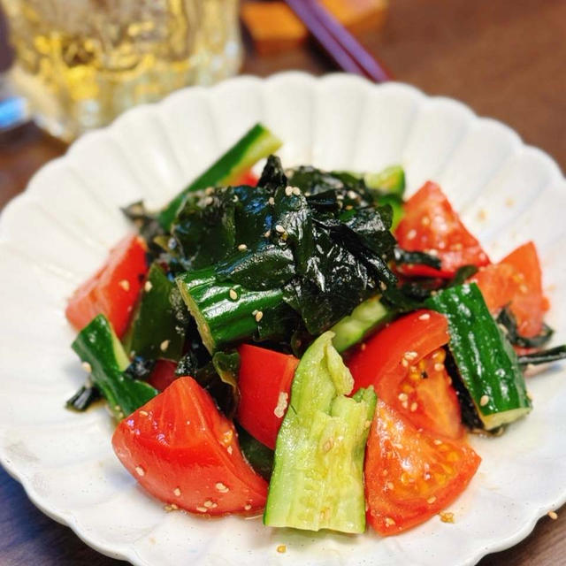 火を使わず10分で完成！もう一皿に大活躍！食感が楽しい♪きゅうりとワカメとトマトのさっぱりサラダ