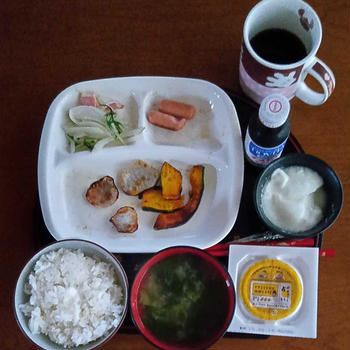 朝ご飯は８時15分　水菜ベーコン炒めとかぼちゃ焼き