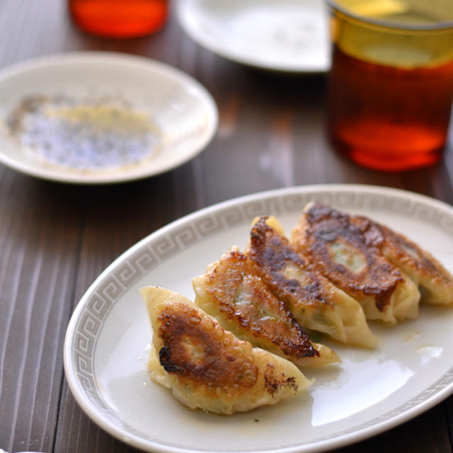 そのままで-味付き餃子。‟酢+粗びきこしょう”でも。と残りはチャーハン。