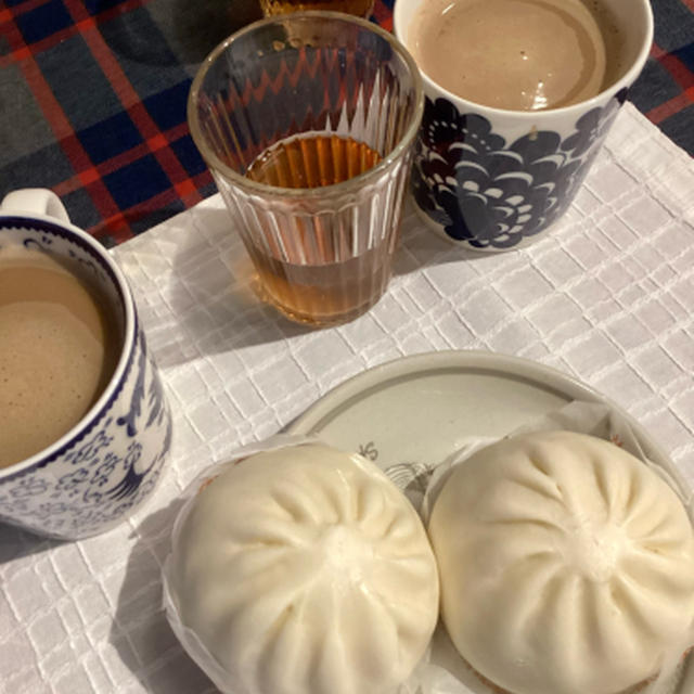 名古屋市雪降ってます、朝からチンした肉まん