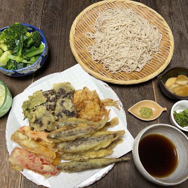 メヒカリ新玉葱人参パプリカ椎茸天麩羅笊蕎麦ブロッコリールッコラ・刻み葱大根漬・山椒新芽・最中アイ