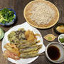 メヒカリ新玉葱人参パプリカ椎茸天麩羅笊蕎麦ブロッコリールッコラ・刻み葱大根漬・山椒新芽・最中アイ