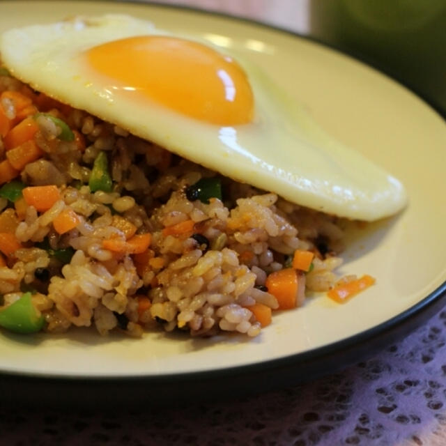 〈レシピ有り〉レンチンで♪簡単！レタスともずくのスープ＊目玉焼きのっけチャーハンで朝ご飯