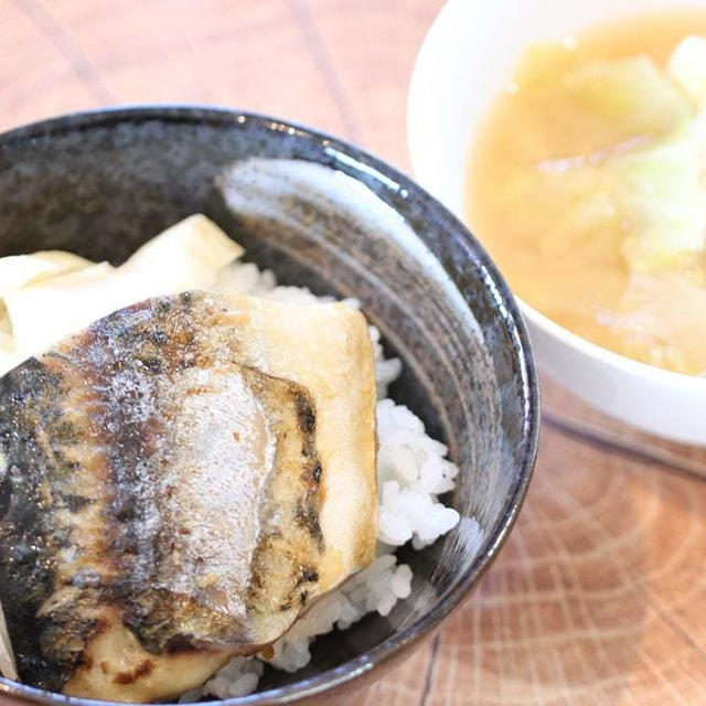 洗い物が面倒だから乗っけちゃいました〜な朝ごはん