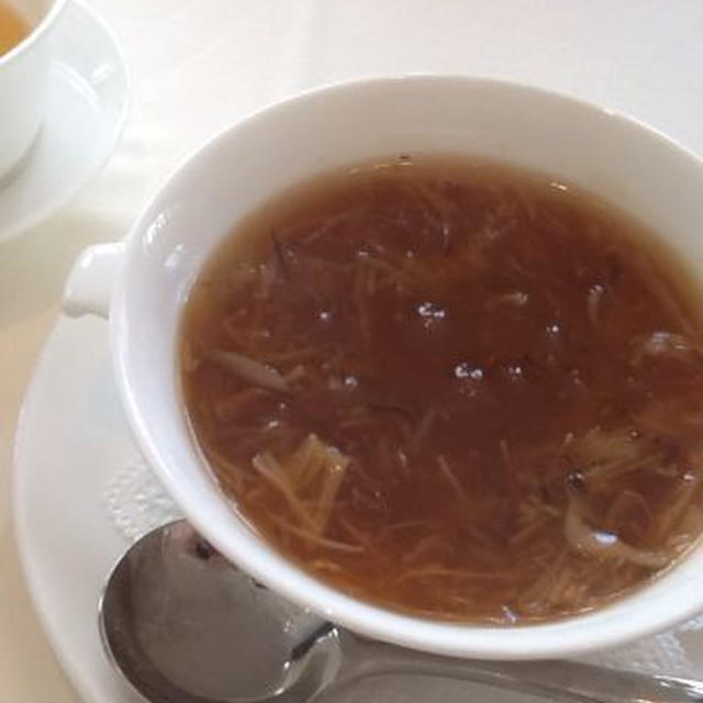 陳健一氏の麻婆豆腐を食べる、正確にはご子息と思われる。