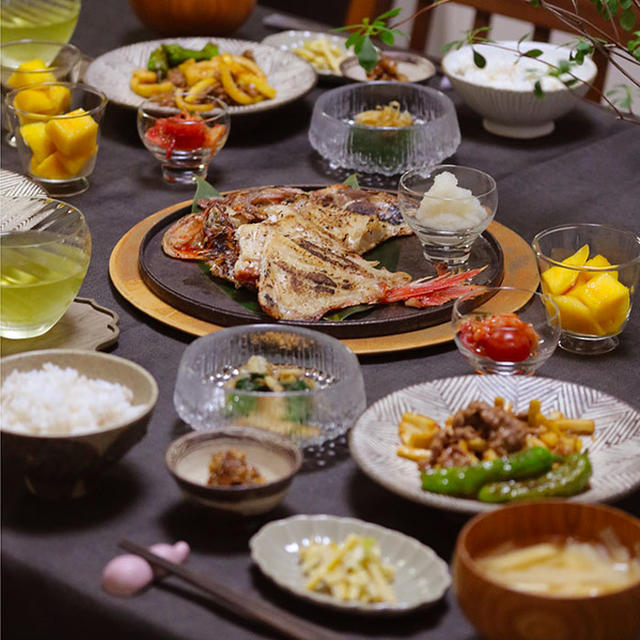 【献立】金目鯛の開きと、牛肉とたけのこの辛味噌炒めと、小鉢いっぱいの晩ご飯。～45歳のダイエットは乱気流に巻き込まれた飛行機～