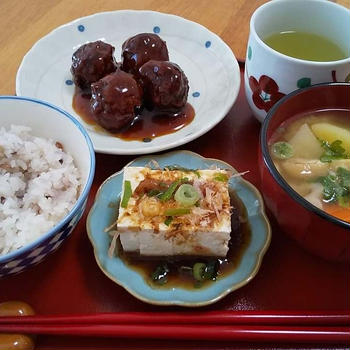 肉団子と味噌汁と冷や奴