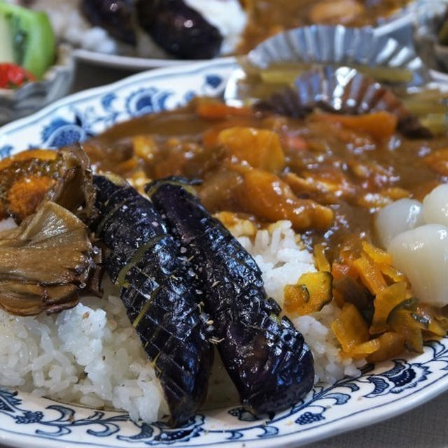 ◆畑ランチ【チキンカレーと揚げ野菜・蕗の麺つゆ煮／プランター苺など。】