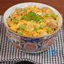 新玉ねぎで旨みアップ！えんどう豆 卵とじ親子丼レシピ