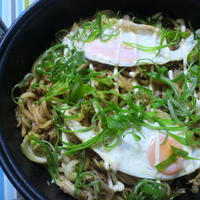 目玉焼きのせひき肉ソース焼きうどん　ブルドックうまソース