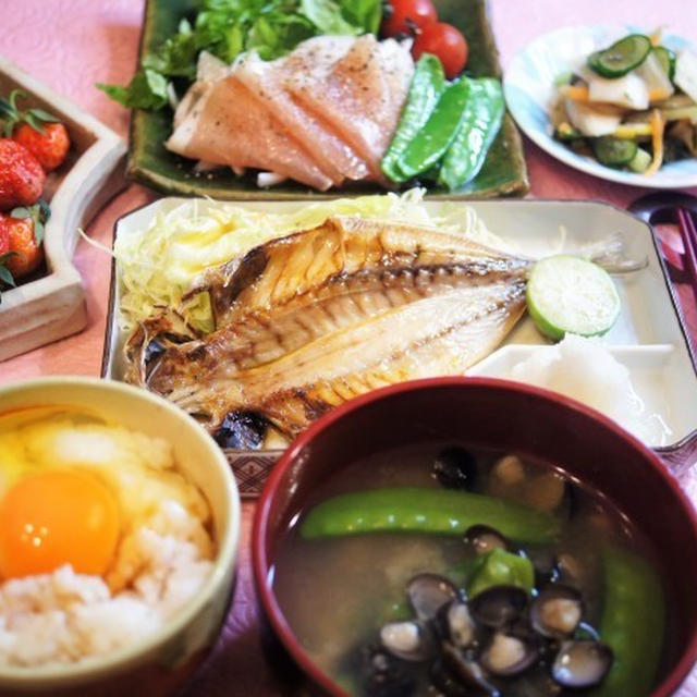 ■簡単晩ご飯【鯵の干物焼き・カルパッチョ・くれ卵ご飯・蜆の味噌汁・菜園イチゴどっさり＾＾】