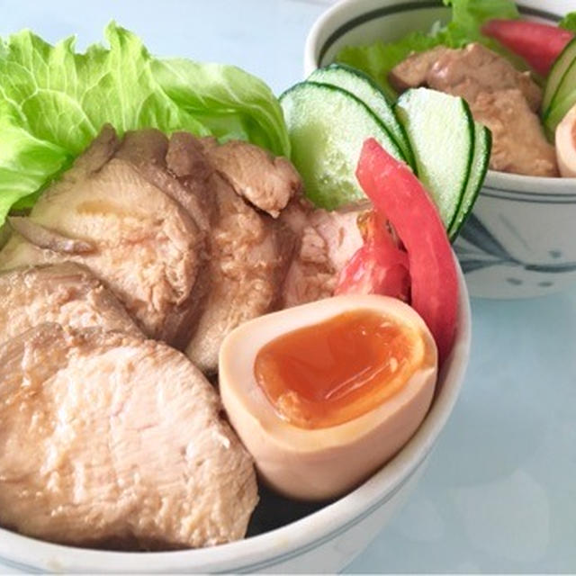 食べ盛りにはメガ盛り！鶏チャーシュー丼。