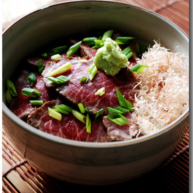 私の牛タタキ丼 ......... 刻み壬生菜飯に牛タタキ、そして糸削り節が美味い