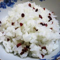紅麹米を入れて炊くご飯