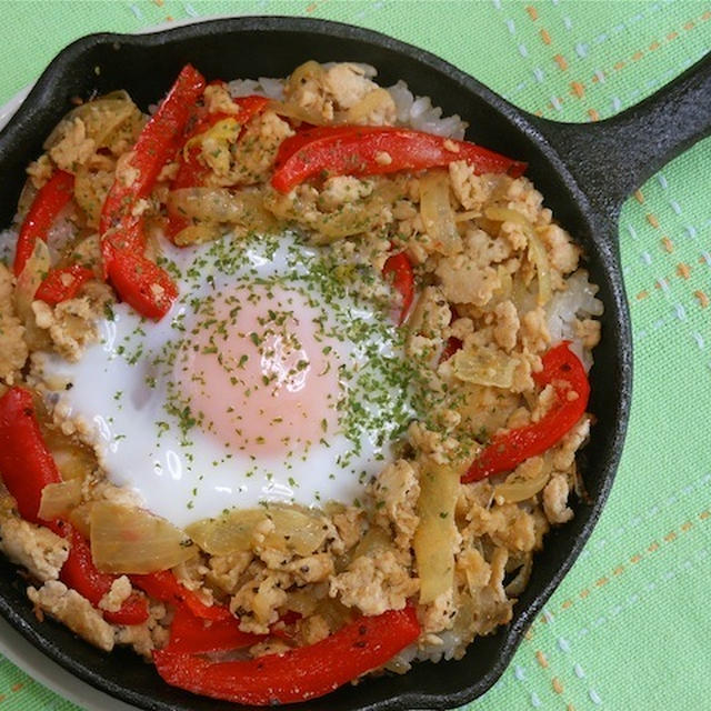 スキレットで簡単！パリパリご飯が美味しい〜作り置きにもオススメの焼きガパオ。