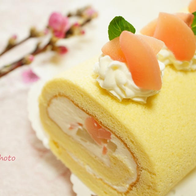 桃のロールケーキと桃の花