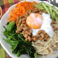 オンザレタスでヘルシー♪　納豆入りビビンパ風サラダ