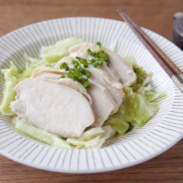 本当に時間がないときのお助けレシピ！レンジで蒸し鶏キャベツ