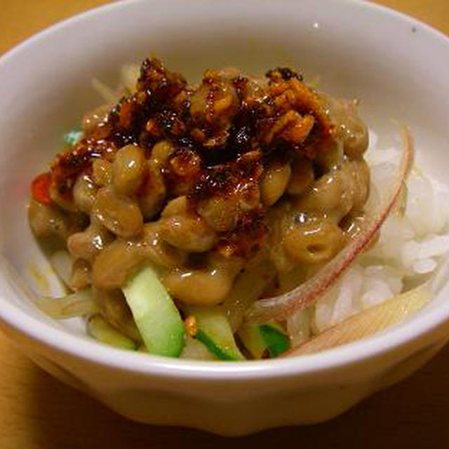 しゃきしゃき野菜と具入りラー油のネバネバ納豆丼