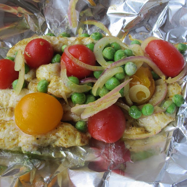カレー味の鶏ささみとグリーンピース、ミニトマトのパピヨット