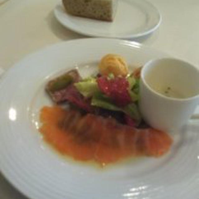銀座で前菜・メイン・飲み物・デザートで1050円ランチ