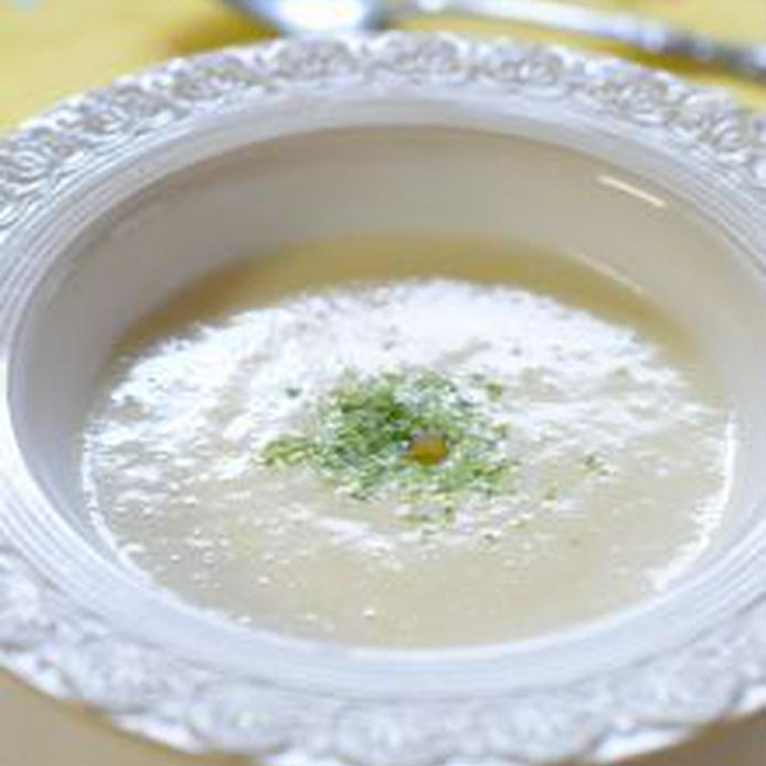 縁にデザインが施された白いスープ皿に盛られた、新玉ねぎと新じゃがの和風スープ