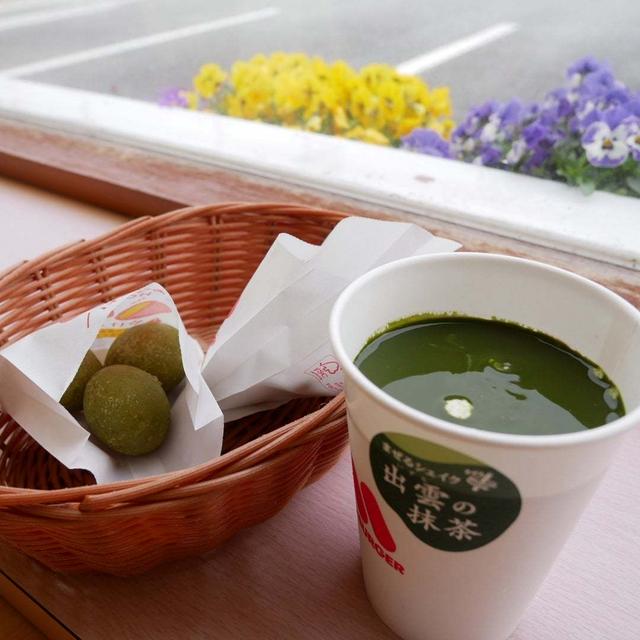 モスバーガーの熱々よもぎボール粒あんとまぜるシェイク出雲の抹茶、昨日のおやつ#今日のおやつはこれ