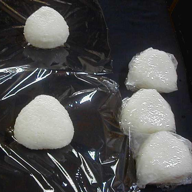 梅と胡麻昆布のおにぎり弁当