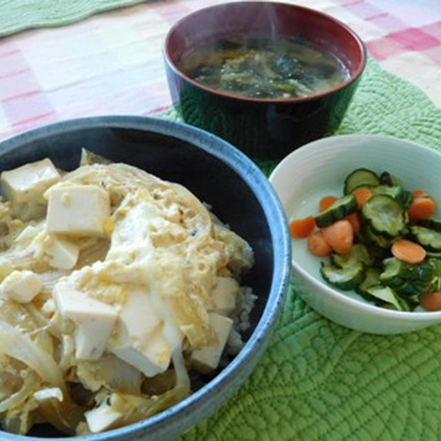 玉ねぎと絹ごし豆腐の卵とじ丼のランチ ～ 手巻き寿司 エビとアボカドのチリソース マヨネーズ和え