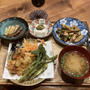 【献立】天ぷら、たけのことわらびと油揚げの煮物、冷奴にふき味噌、ウドと茄子のピリ辛味噌炒め、豆腐のお味噌汁