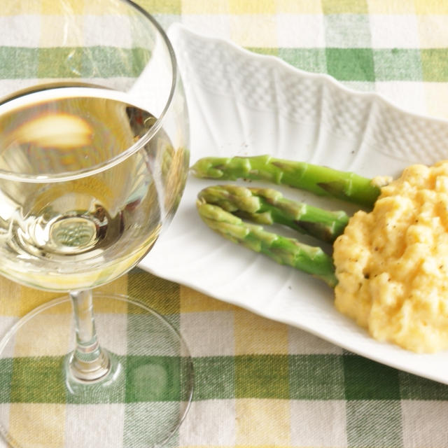 【家ワイン連載】アスパラガスのチーズエッグ添えと白ワイン