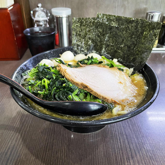 醤油豚骨ラーメンに味つきうずらとほうれん草を増して啜る 〜壱系ラーメン〜