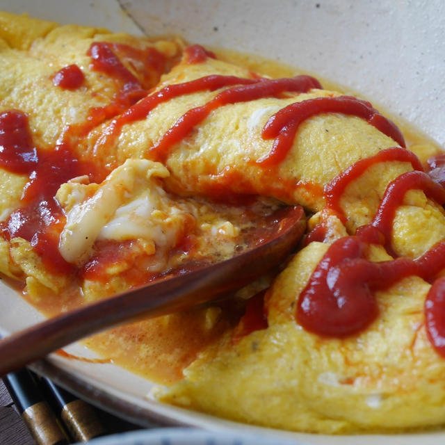 朝食簡単レシピ ！ツナとチーズのオムレツとトマトとパルメザンチーズのサラダ。