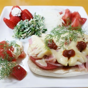 朝ご飯ですよ～タケノコピザトーストと紫蘭～