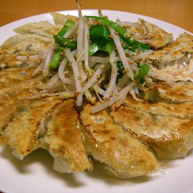 餃子とニラもやしで、ビールが進む！