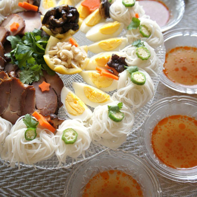 七夕の食べやすいトムヤムスープ冷麺＆五色の水餃子