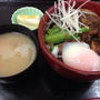 関越自動車道上りグルメ　高坂SA（上り）よりいポークのとろける角煮丼　濃厚キャラメルクリームのレーズンサンド　＜オニオンソースでやわらか牛ステーキ赤ワイン風味＞