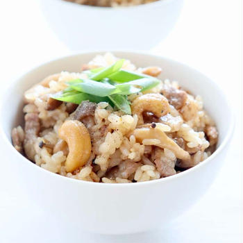カシューナッツがいい感じ！【豚とナッツの中華風炊き込みご飯】