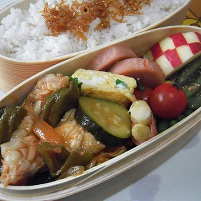 鶏手羽元のトマトソース煮弁当。眠いあんこは落ちないのか？