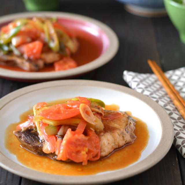 ブリのにんにくトマト照り焼き。もやしと豆苗のしょうが醤油和え。のごはんの日。